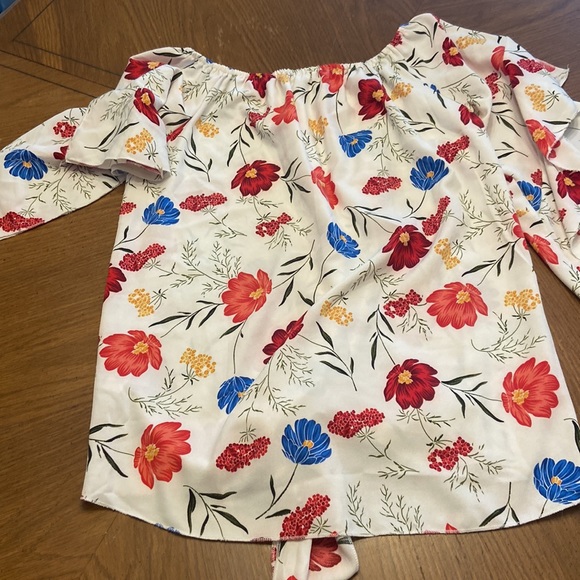 🏫5/2510/50🏫 Dramatic sleeve floral top by and the why size large - Picture 7 of 8